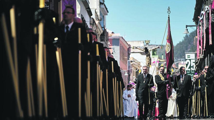 Procesión con Esclavos del Cristo de La Laguna.