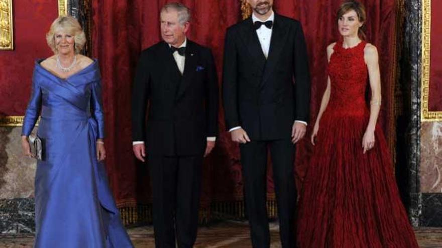 Los Príncipes de Asturias junto a Carlos de Inglaterra y su esposa en la cena de gala que se ofreció en el Palacio Real.