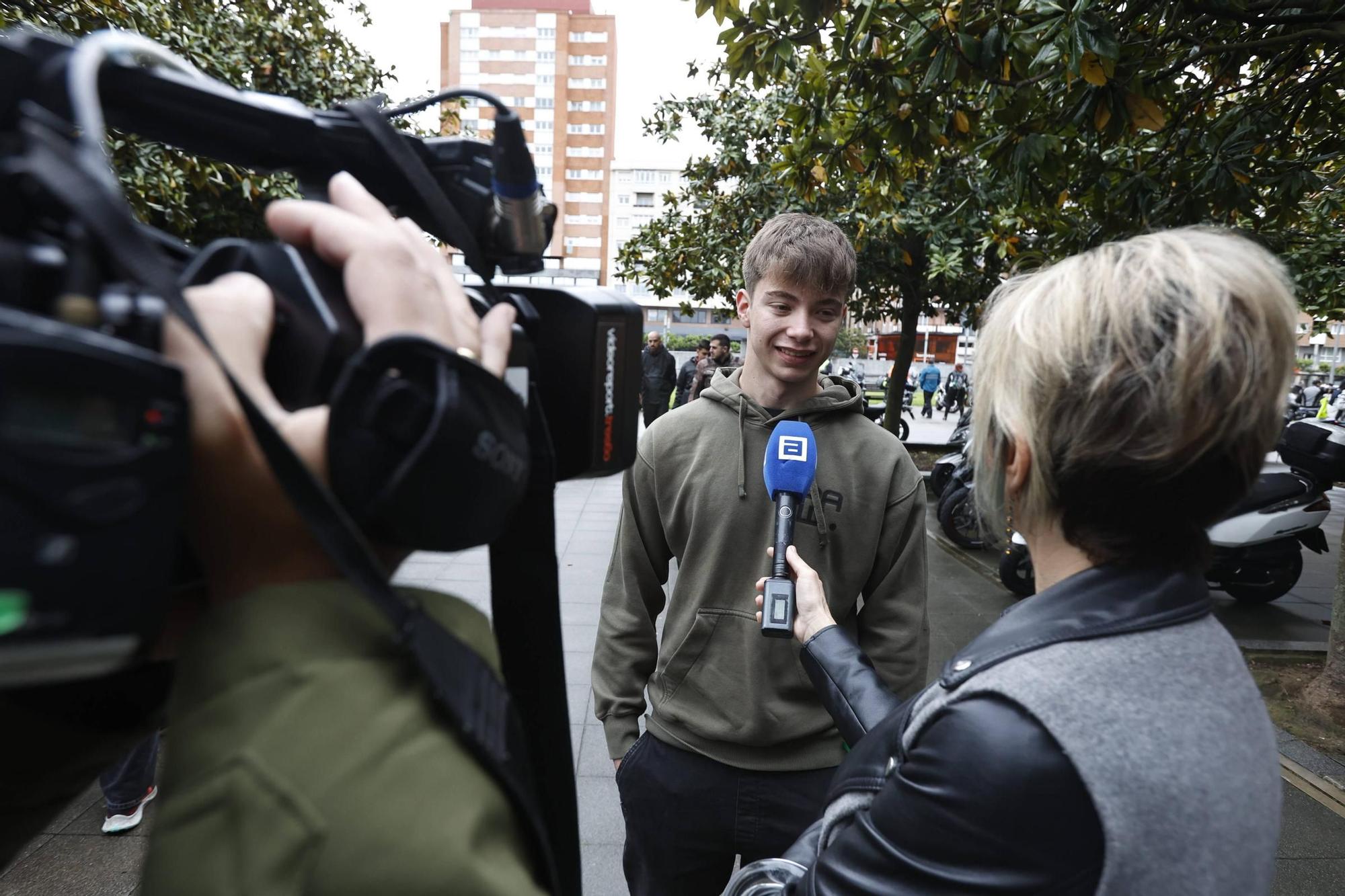 Así fue la salida de Gijón de la II Ruta motera a favor de los enfermos de ELA (en imágenes)