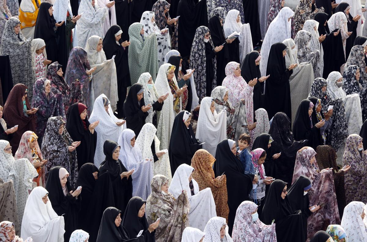 Los musulmanes celebran el fin del Ramadán. Fiesta del Eid al-Fitr en el santuario de Abdol-Azim, en Teherán (Irán).