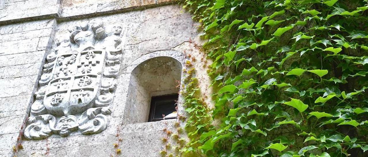 Escudo de los González de Argandona y Valle en la fachada del palacio de los Faes, en Coviella.