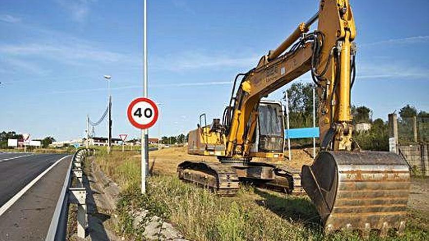 Excavadora junto a la N-VI entre Oleiros y Sada, en el inicio de las obras para prolongar la ártabra.