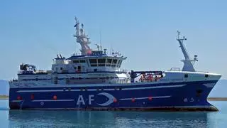 Tripulantes del "Argos Georgia" esperan en balsas salvavidas a su rescate por un buque gallego en aguas de Malvinas