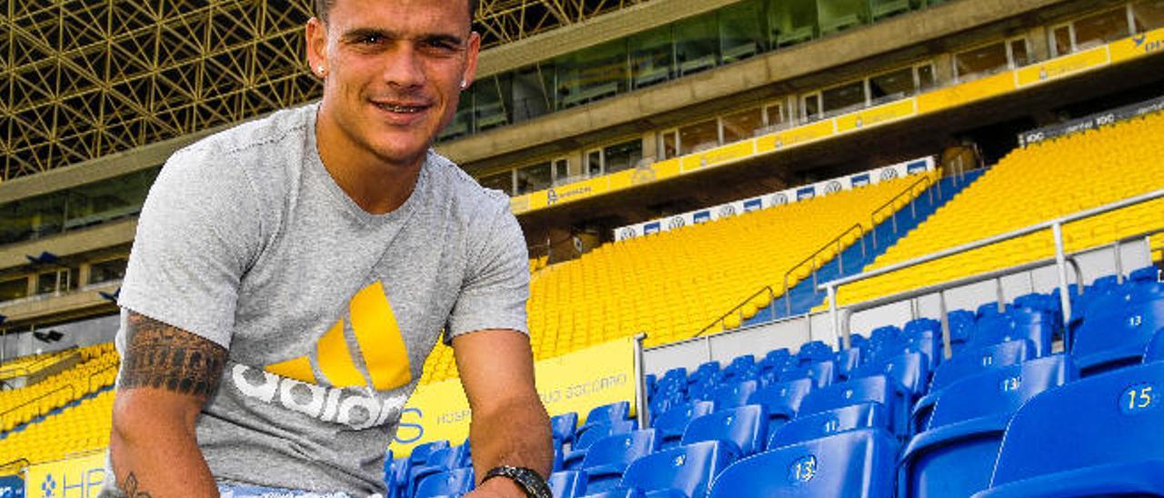 Roque Mesa señala el número 15, el de su dorsal, en una de las butacas del Estadio de Gran Canaria, ayer.