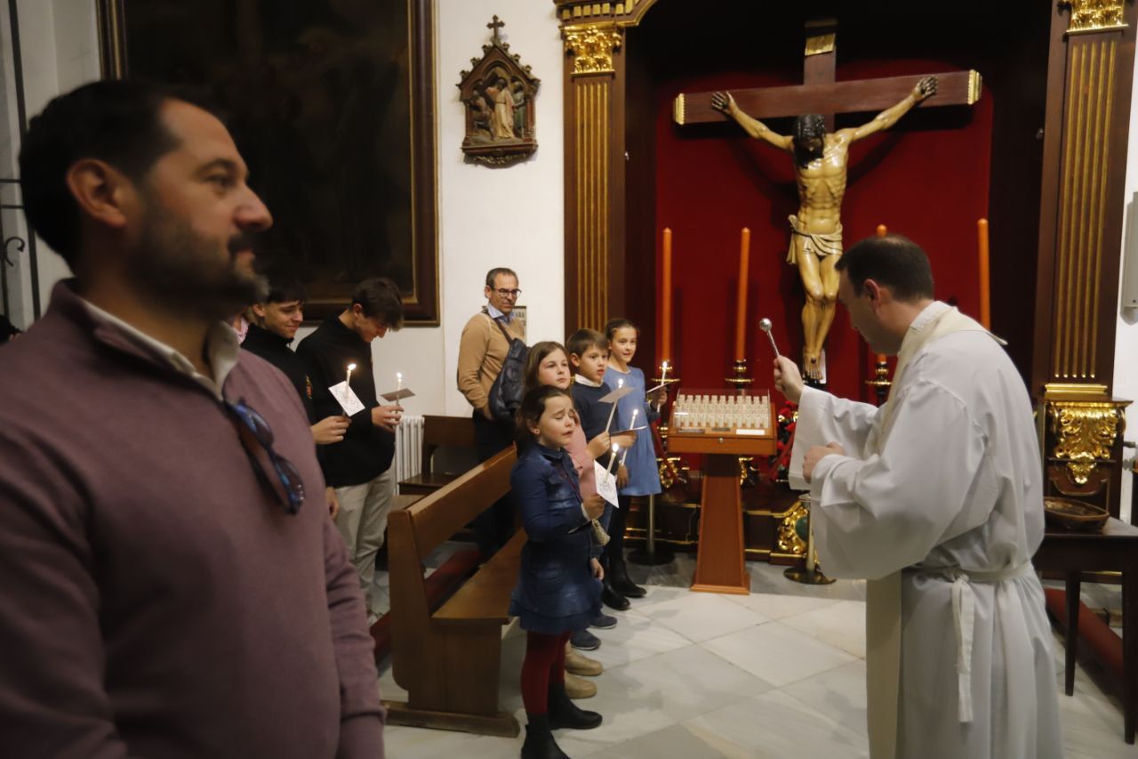 Los niños pasan bajo el manto de la Virgen de los Dolores de Córdoba