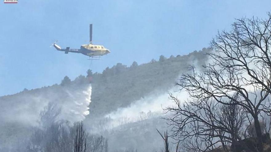 Aviones y helicópteros de bomberos actúan en dos incendios en Caudiel y Vilafamés