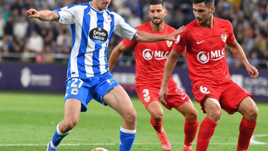 El trasdezano Noel controla un balón en el partido contra el Linares del play-off de ascenso. |  // VÍCTOR ECHAVE