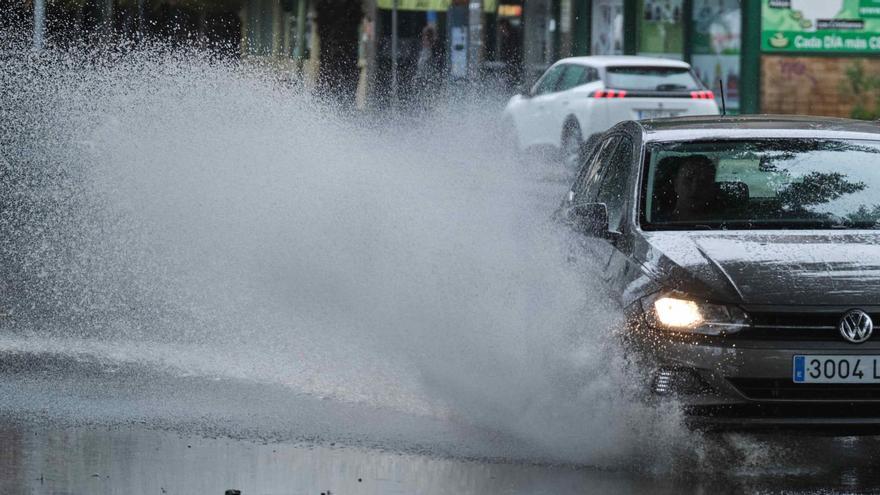 El agua de la lluvia corre por los barrancos de Santa Cruz de Tenerife