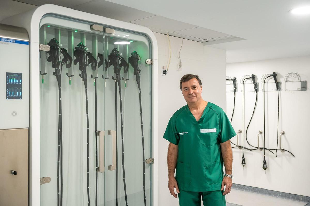 Dr. Brotons im Endoskop-Lagerbereich, ausgestattet mit modernster Sicherheitstechnik.