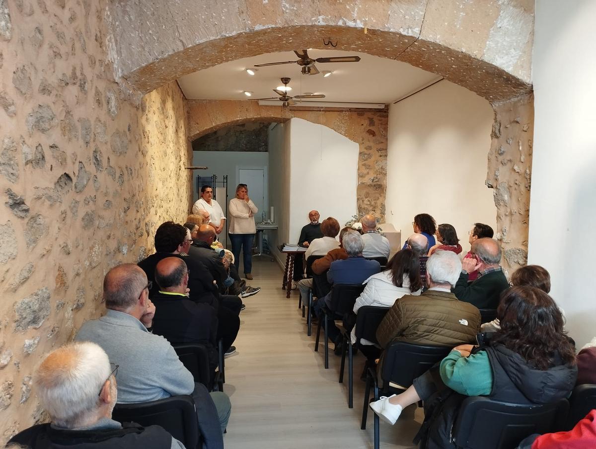 La sala de actos Climent Garau acogió la presentación de la obra de Miquel Negre