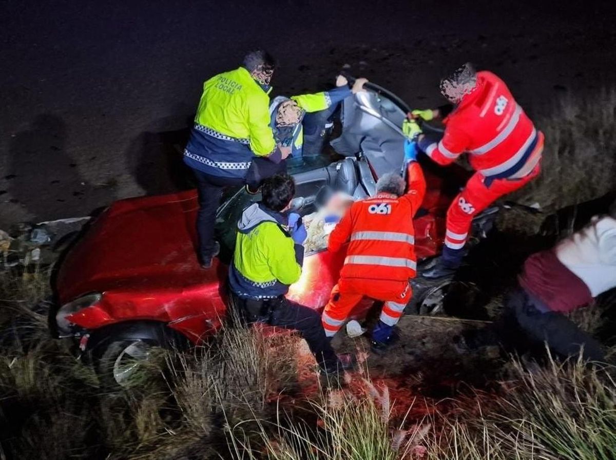 Efectivos de la Policía Local de Benalmádena y del 061 en un accidente de tráfico