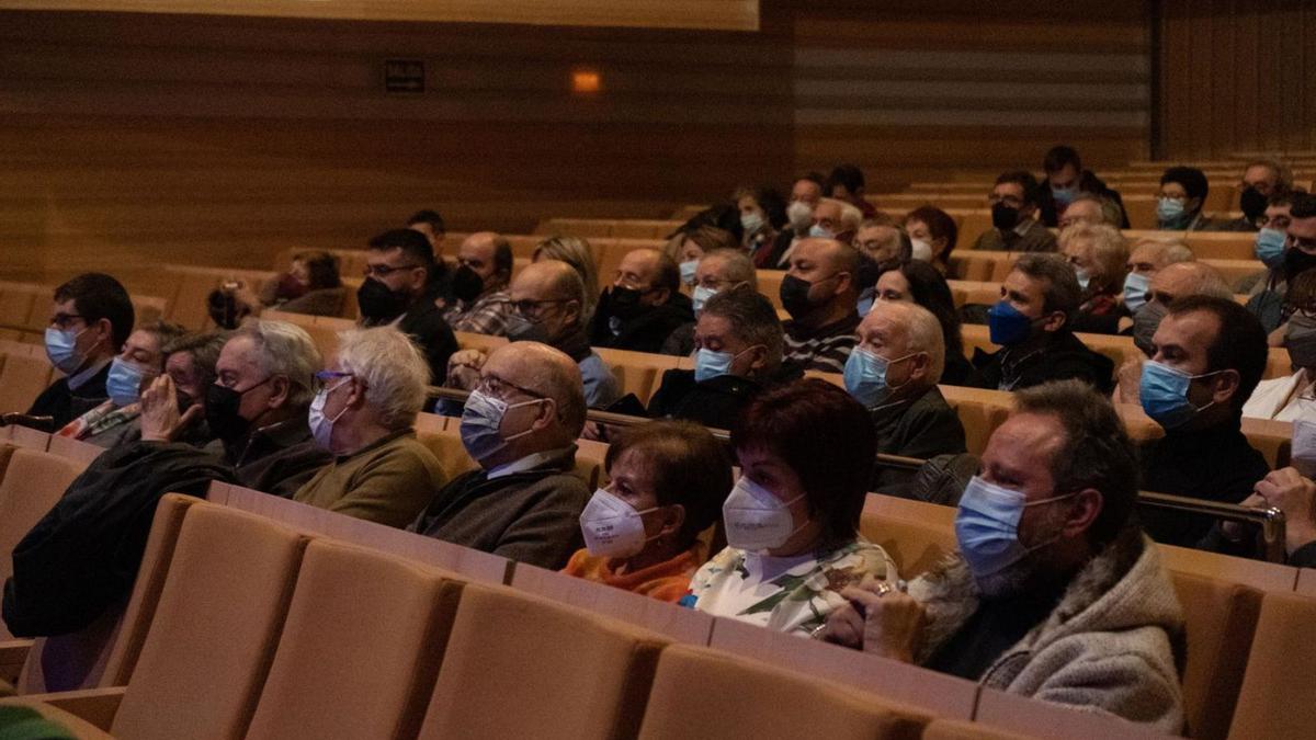 Historiadores, artistas, escritores e intelectuales entre el público asistente al acto en el Ramos. | Jose Luis Fernández