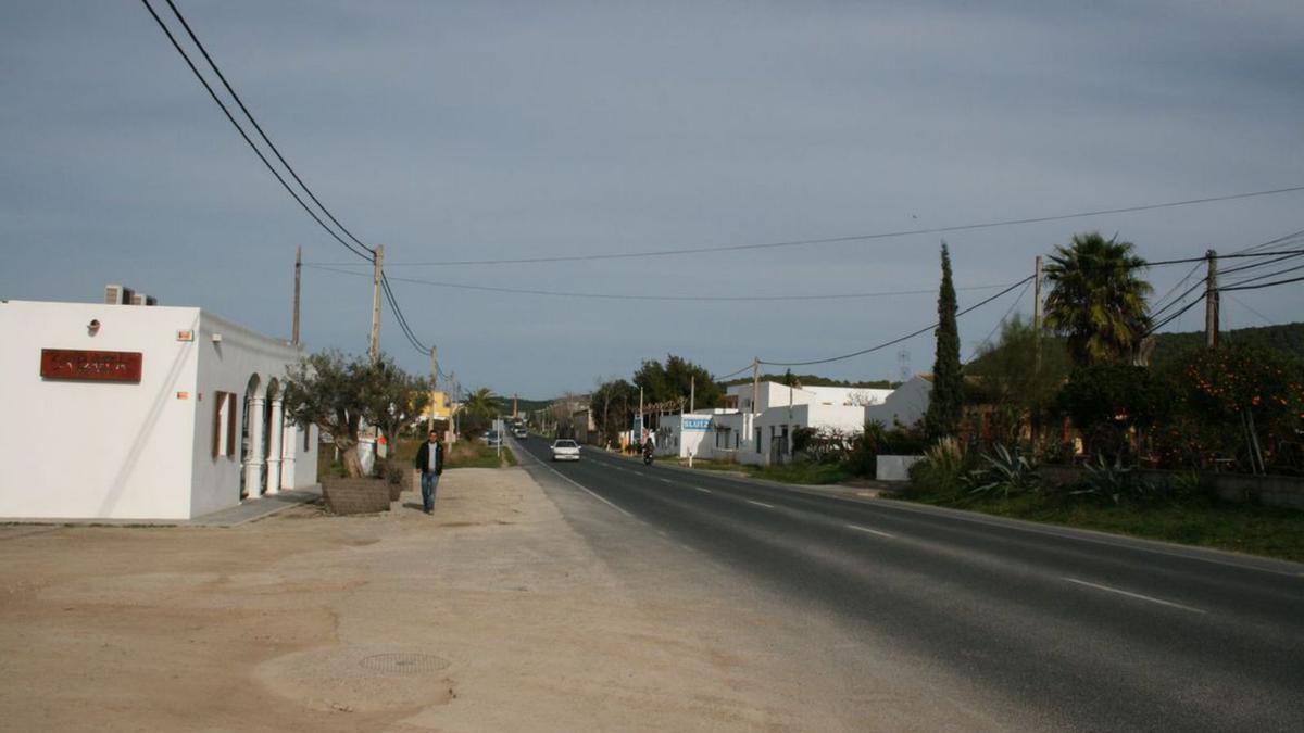 La carretera de Sant Joan al seu pas pel barri de Ca na Negreta. Al fons la xemeneia de la teulera de can Clavo.