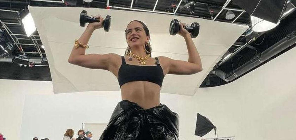 Rosalía es una amante del deporte y le encanta hacer pesas.