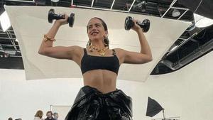 Rosalía es una amante del deporte y le encanta hacer pesas.