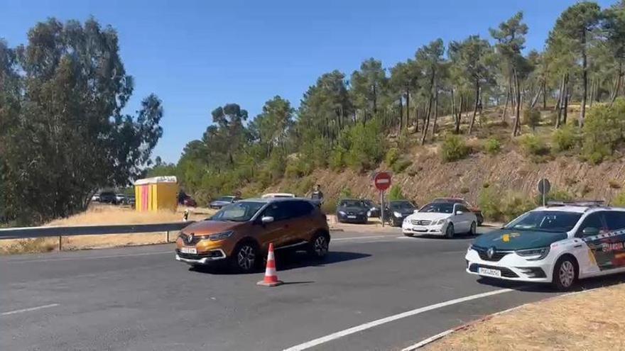 Los desalojados por el incendio de Casas de Millán regresan a sus casas: «Hemos pasado mucho miedo»