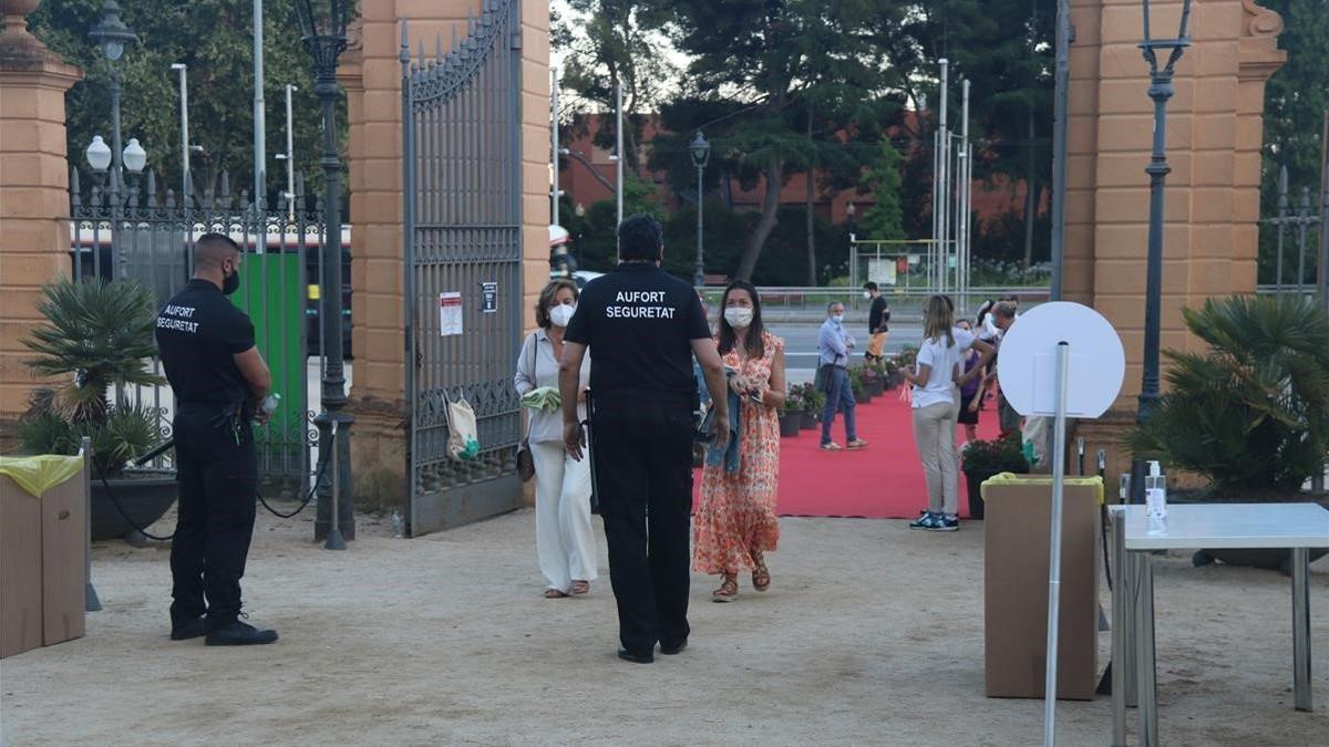 Medidas para garantizar la seguridad en el festival de Pedralbes, la noche del pasado domingo.