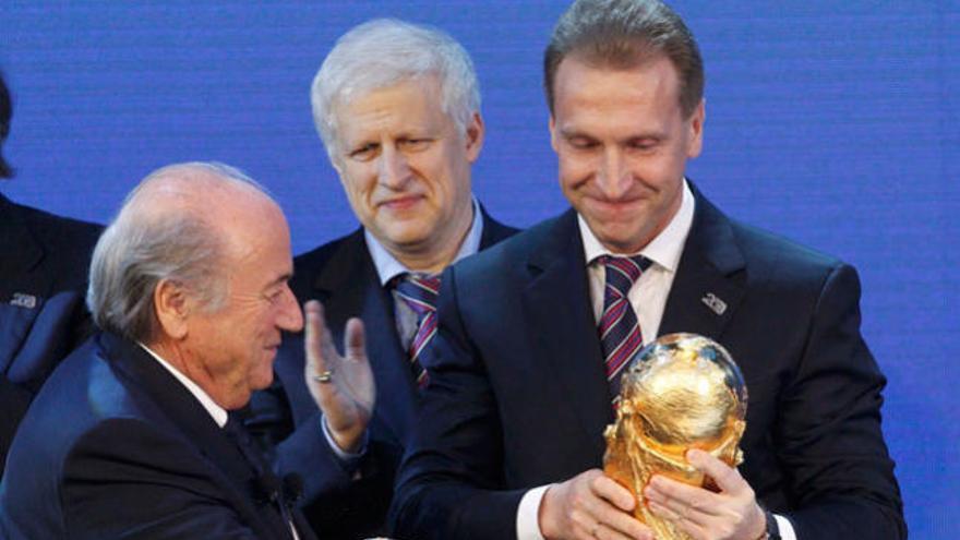 El vicepresidente primero de Rusia, Igor Shuvalov (izquierda), y el Emir de Qatar, jeque Hamad Bin Khalifa Al Thani (derecha), sostienen una réplica del trofeo del Mundial. / REUTERS