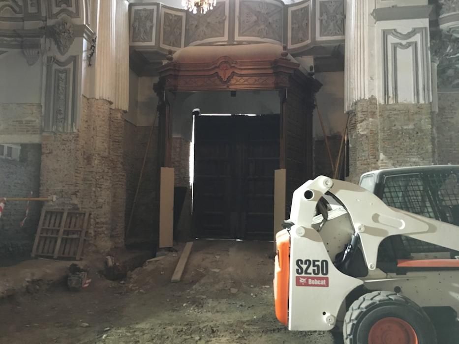 Visita a las obras del interior de la iglesia de Santiago