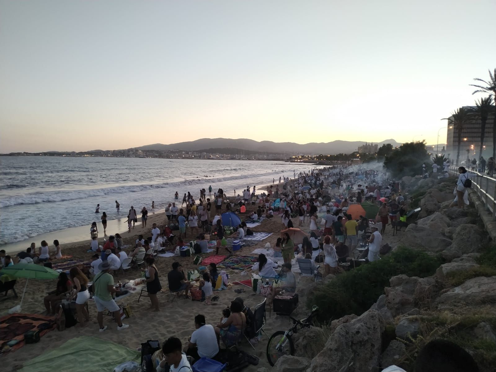 La Nit de Sant Joan vuelve con las playas de Palma a rebosar