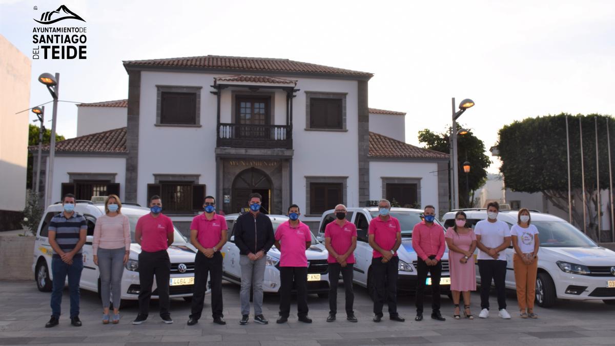 La Asociación de Taxistas Profesionales de Santiago del Teide se viste de rosa para visibilizar la lucha contra el cáncer de mama