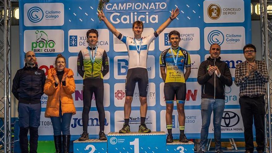 Ricardo Buba, en el podio del Campeonato Gallego Sub 23. |  // FDV