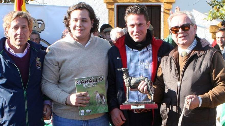 Jesús López gana con &quot;Curra&quot; el primer memorial de galgos que lleva el nombre de su padre