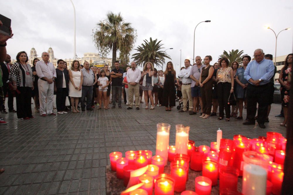 Ciudadanos colocan velas en recuerdo a las víctimas