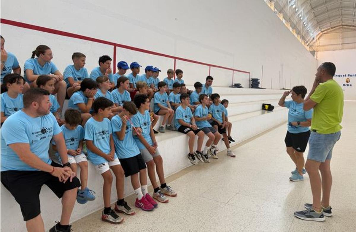 Els alumnes escolten les indicacions.