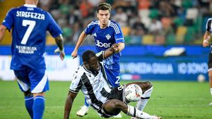 Keinan Davis, del Udinese, ante Maximo Perrone, del Como