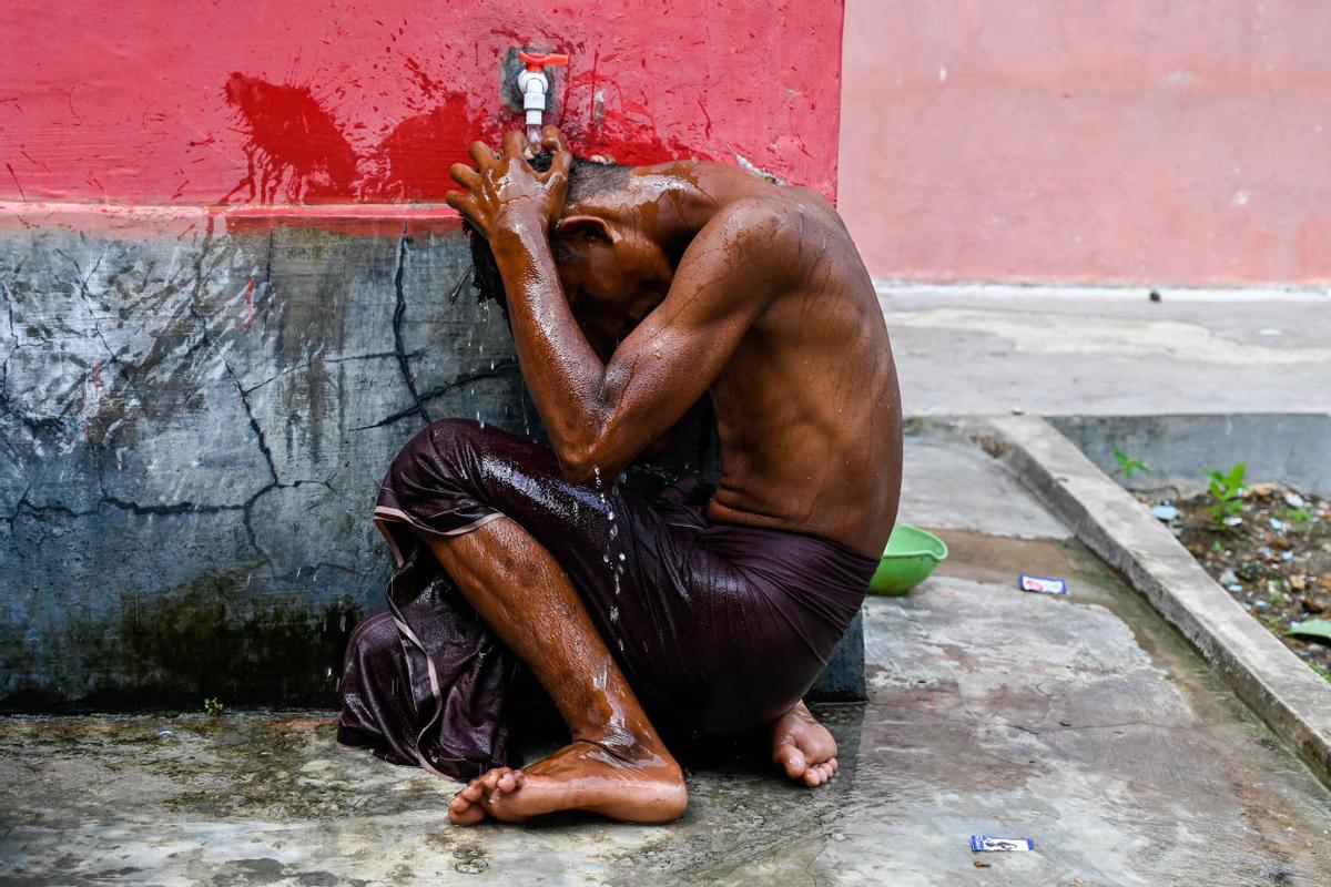 Un barco con casi 200 rohingyas desembarca en la costa de Indonesia