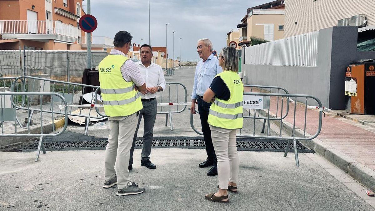 El alcalde de Burriana, Jorge Monferrer; y el edil de Urbanismo, Juan Canós, durante su visita a los trabajos.