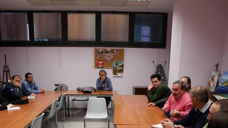 Asistentes a la reunión de ayer de la plataforma ecologista en el centro social de Raíces Nuevo.