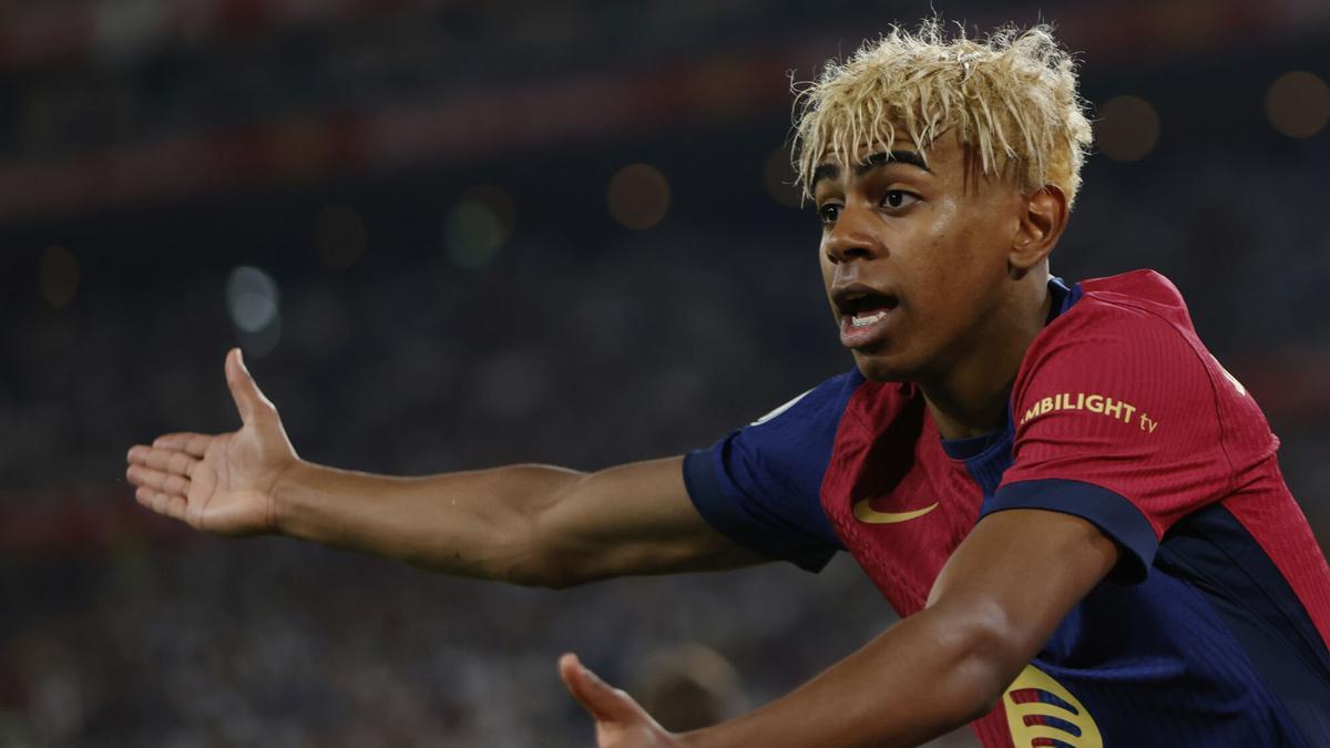 Barcelona's Lamine Yamal argues with the linesman during the Spanish Copa del Rey final soccer match between Barcelona and Real Madrid at Estadio de La Cartuja stadium in Seville, Spain, Saturday, April 26, 2025. (AP Photo/Joan Monfort)