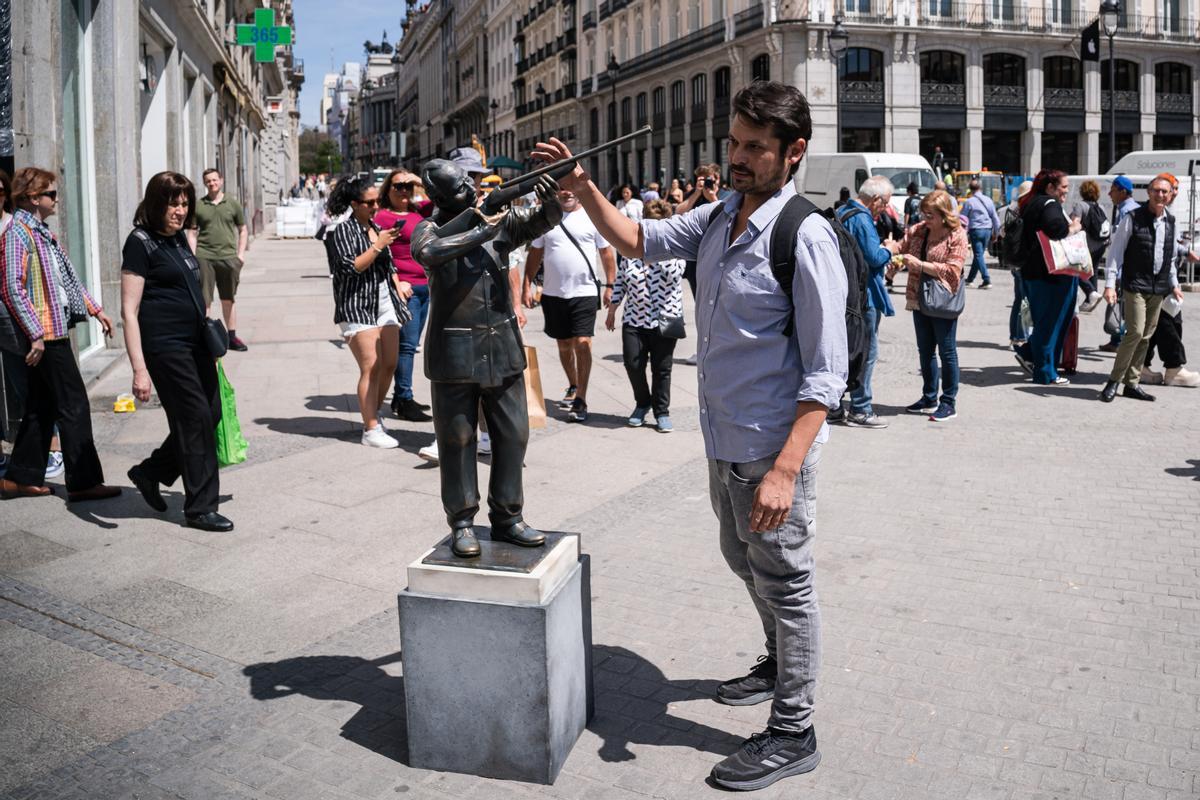 Una estatua de Juan Carlos I apunta con un rifle al oso de la Puerta del Sol.