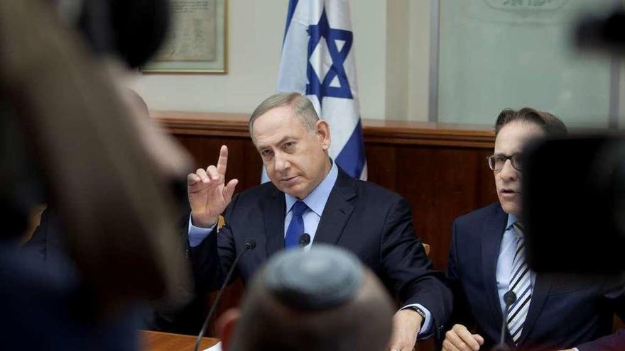 Netanyahu, ayer, durante la reunión semanal del Gobierno de Israel. // Reuters