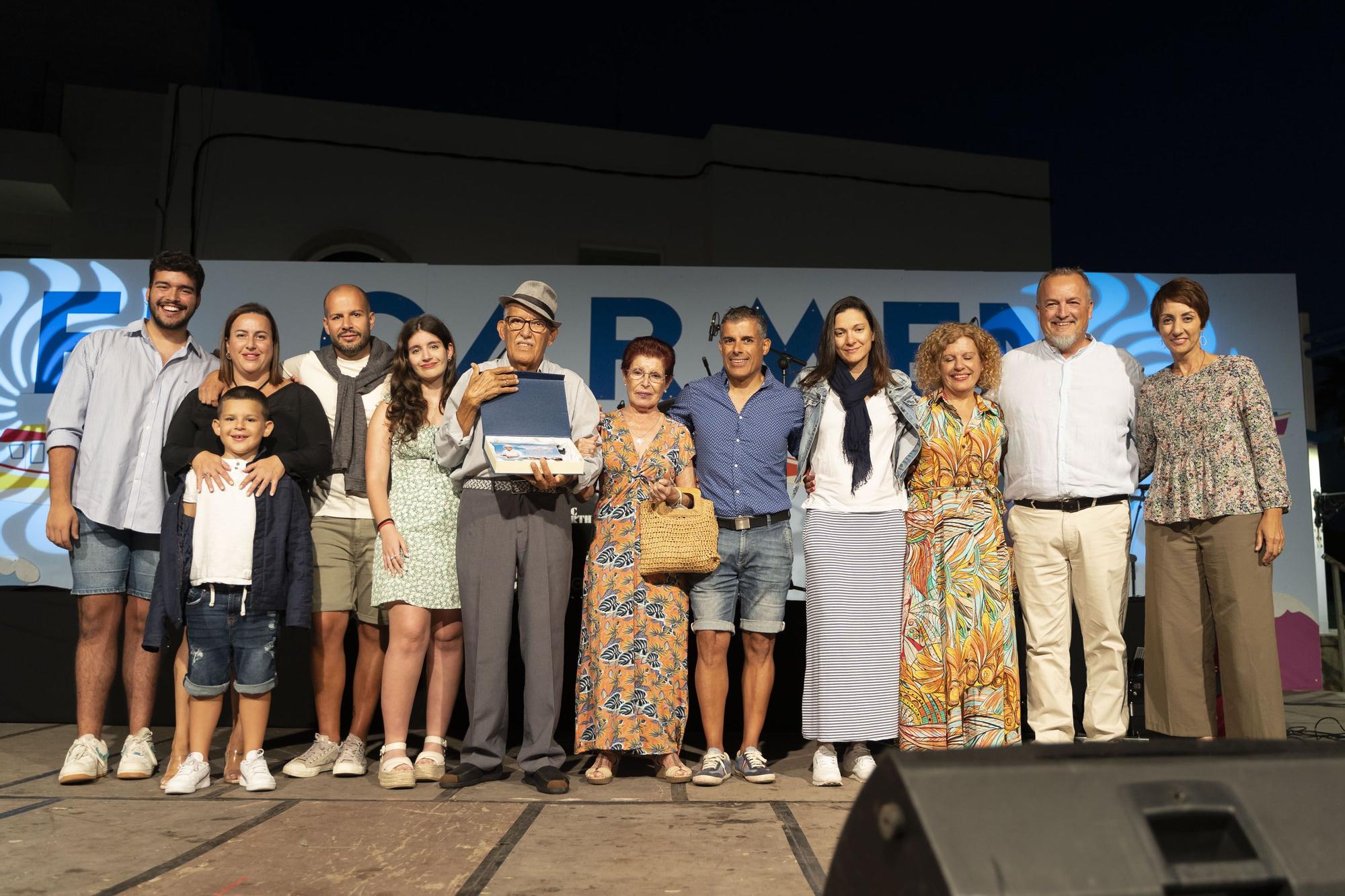 Carmelo Trujillo con su familia y la alcaldesa de Mogán, Onalia Bueno. Fiestas del Carmen Arguineguín 2022