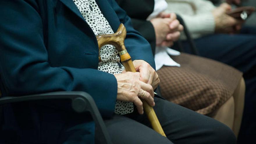 Una mujer de edad avanzada con bastón.