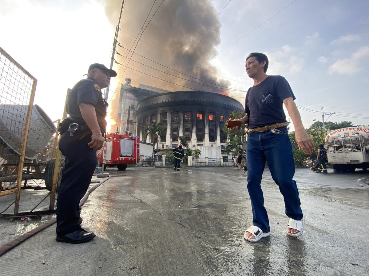 Espectacular incencio en la histórica oficina de Correos de Manila