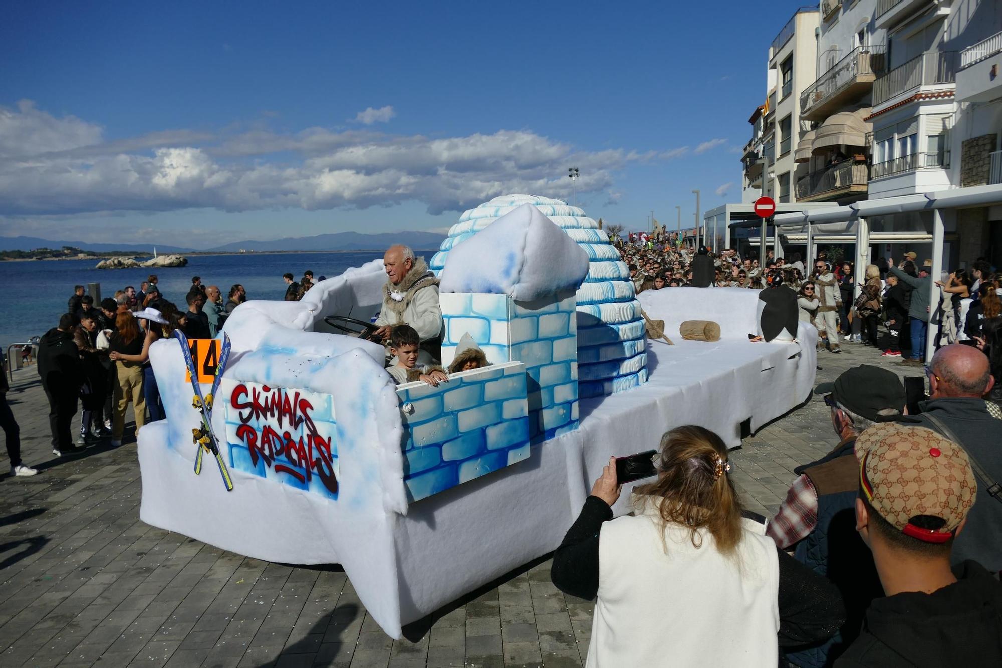 L'Escala s'acoloreix amb la rua de carnaval