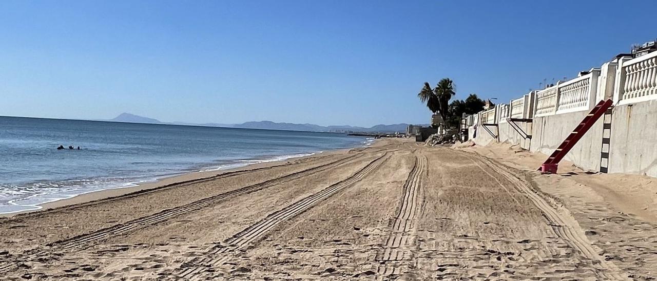 Una máquina esparciendo arena en la Goleta de Tavernes el pasado 10 de mayo. | T. Á. C.