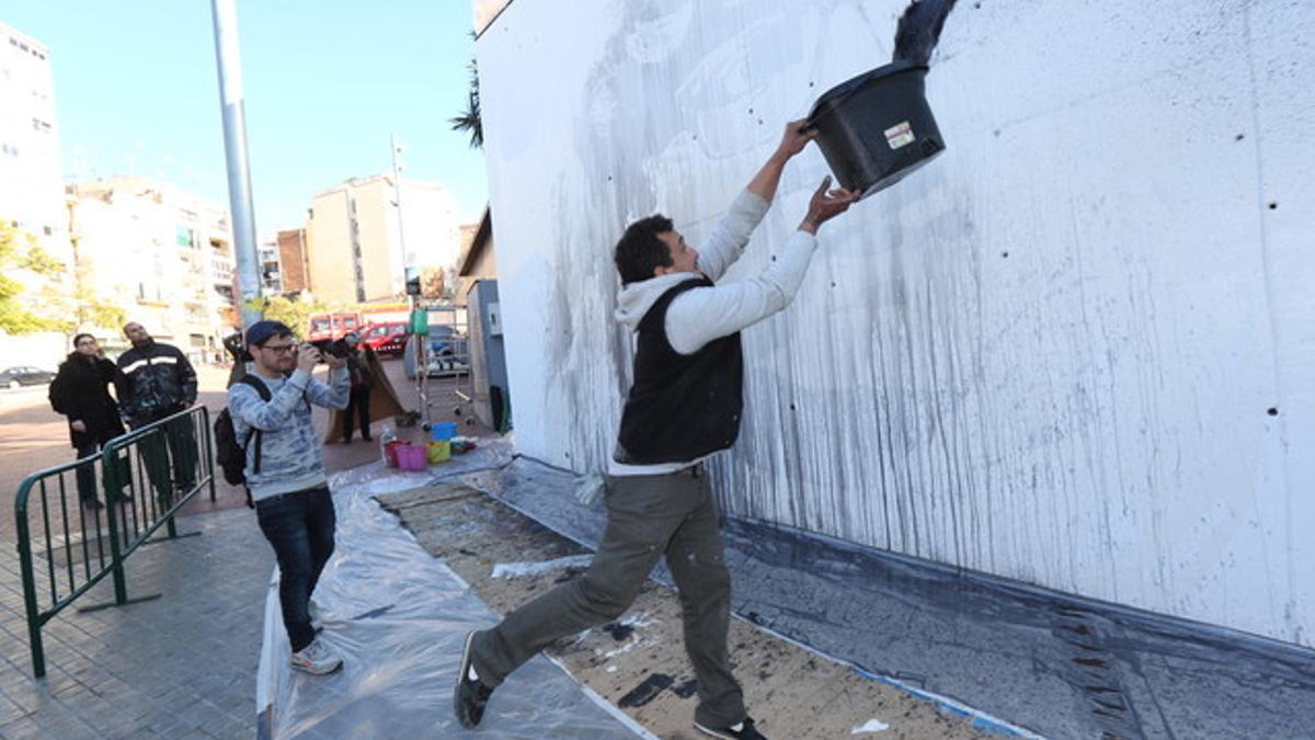 El artista Lucas Milà durante el proceso creativo.