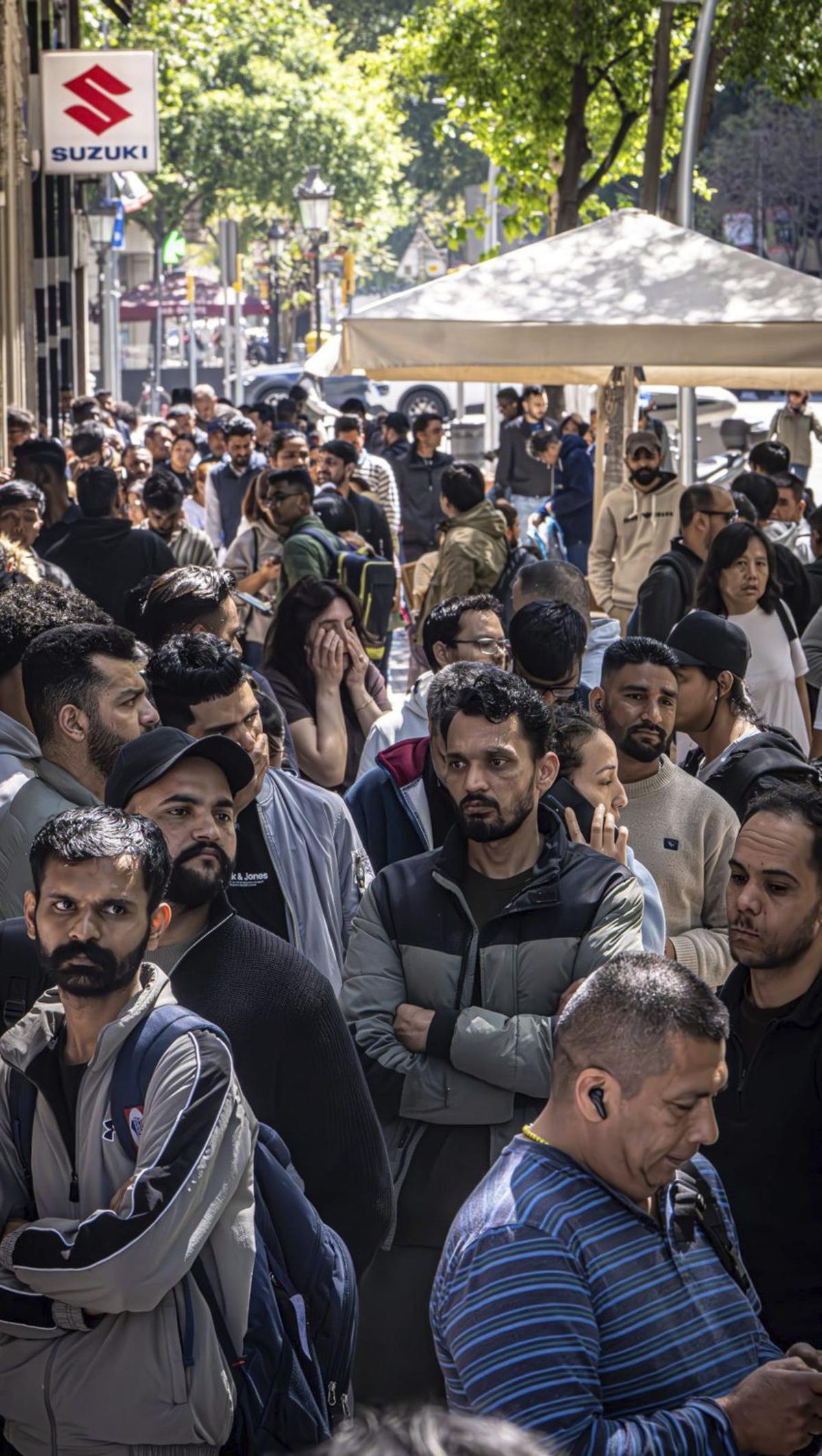 Cues d’immigrants a Barcelona. | MANU MITRU