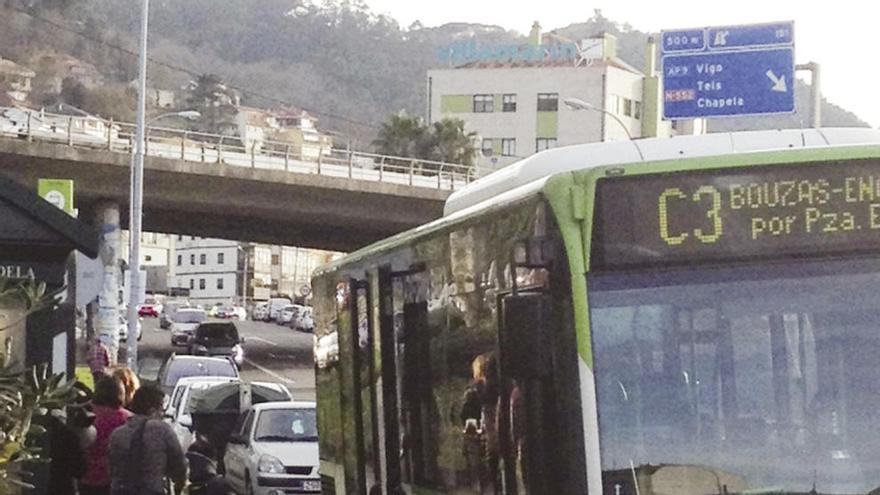 Carlos Álvarez sube al autobús ayer a través de la rampa adaptada.