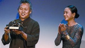 Kim Ki-duk, ayer en Venecia, en el momento de recibir el León de Oro acompañado de la actriz coreana Jo Min.