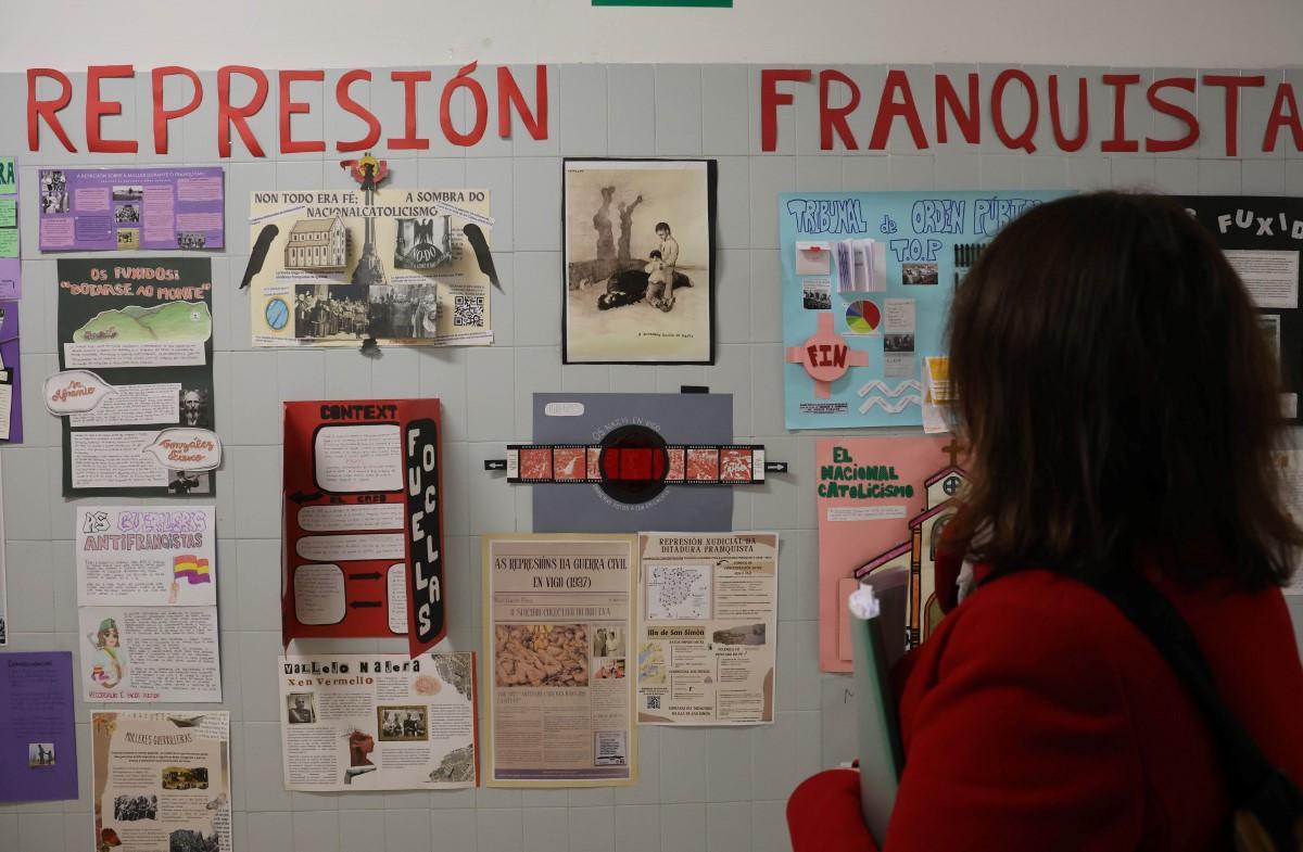 A profesora María Vázquez, do IES Alexandre Bóveda, observa o mural feito polo alumnado.