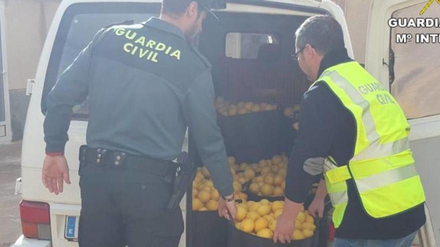 Dos agentes con limones robados que han sido recuperados.