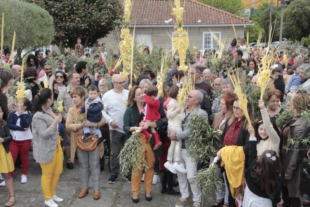 La procesión de "La Borriquilla" abre la Semana Santa en Cangas. // S. Álvarez