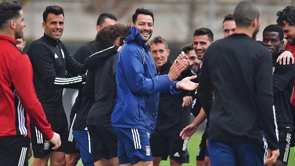 Los jugadores del Cartagena, sonrientes en el entrenamiento de ayer. | PRENSA FC CARTAGENA