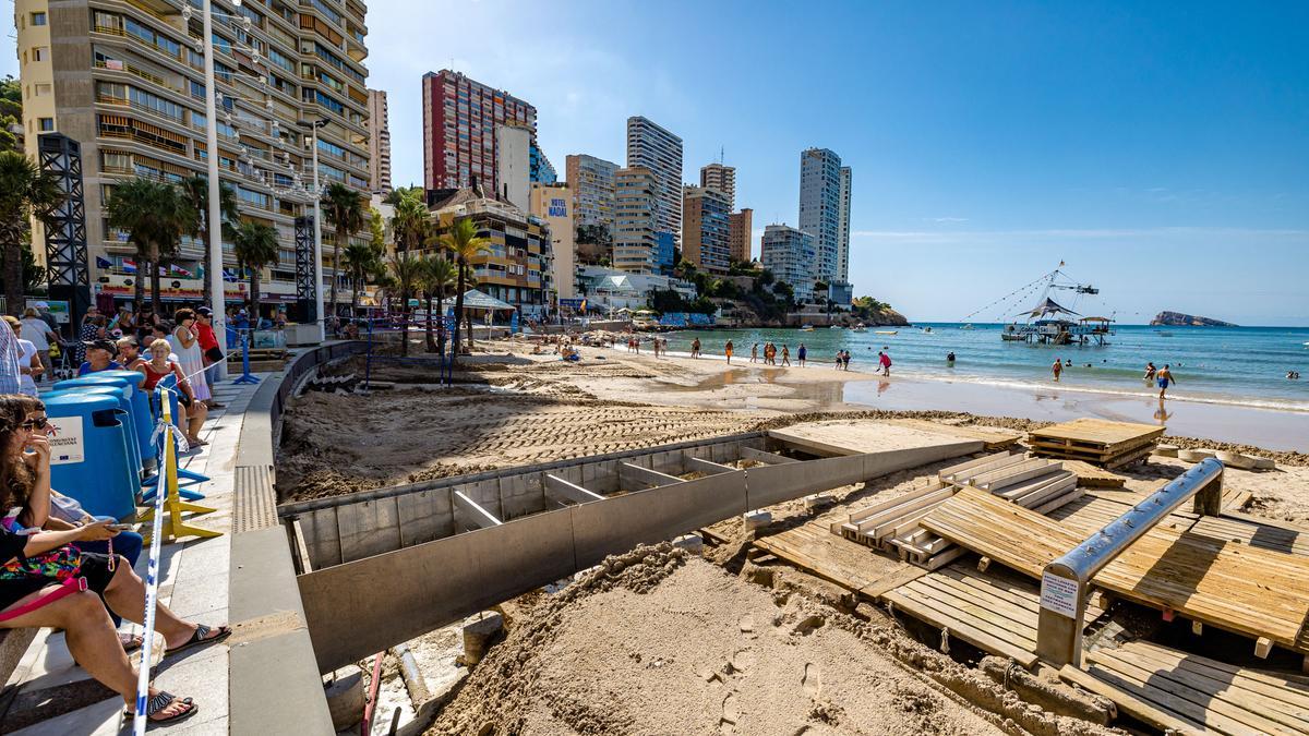 Imagen de los destrozos provocados por la tormenta del pasado domingo en la playa de Levante (Rincón de Loix) de Benidorm